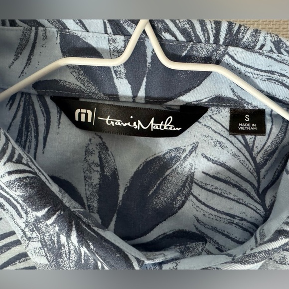 Travis Mathew Hawaiian Shirt Men’s Short Sleeve Button Up Blue Tropical Small - Picture 3 of 9